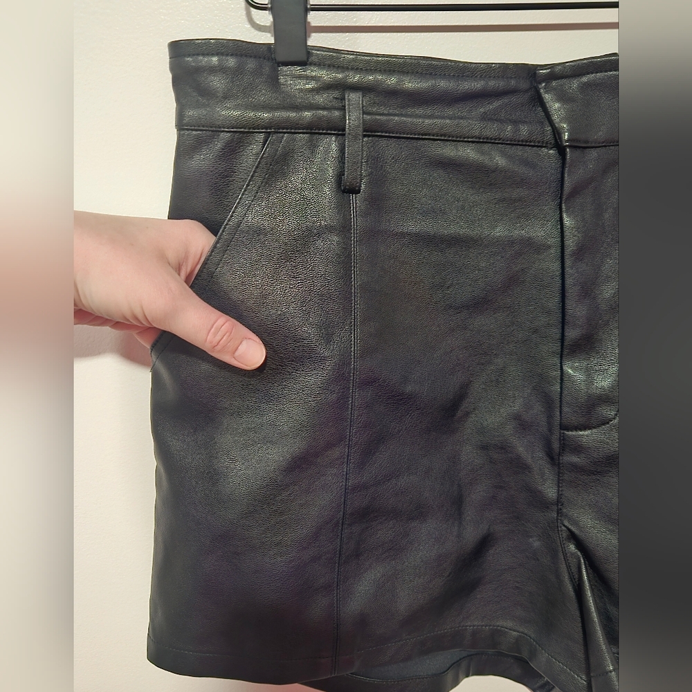 Altar'd State Sleek Black Faux Leather High Waist Shorts Womens Size Large - Picture 2 of 6